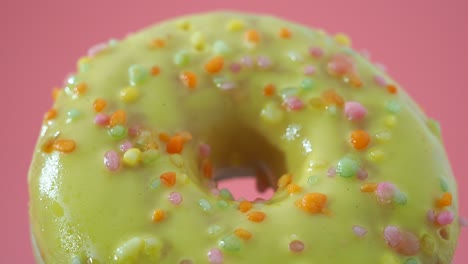 donut de limón fresco sobre un fondo rosado. donut de lemón