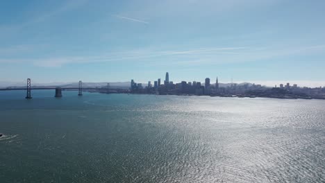 Hermosa-Vista-Aérea-De-Drones-Del-Centro-De-San-Francisco-Y-El-Puente-De-Oakland