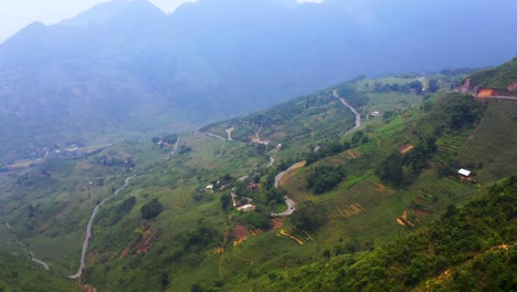 Carretilla-Aérea-Hacia-Adelante-Mientras-Se-Inclina-Hacia-Arriba-Sobre-Las-Montañas-Nubladas-Del-Norte-De-Vietnam