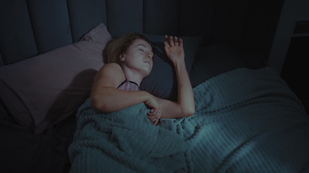 mujer durmiendo en la cama por la noche