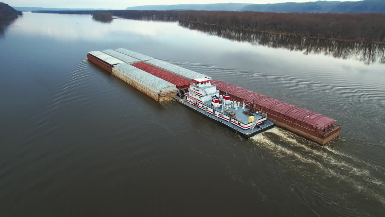 un remolcador empuja barcazas hacia el norte en el río mississippi-2