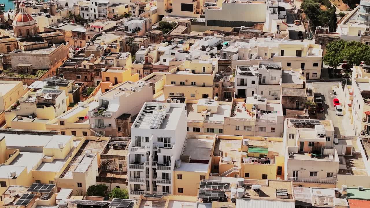 Case e tetti in una città maltese di giorno sotto un cielo limpido