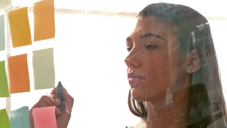 mujer de negocios casual escribiendo en el correo