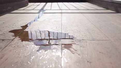 derrame de agua en el suelo de madera