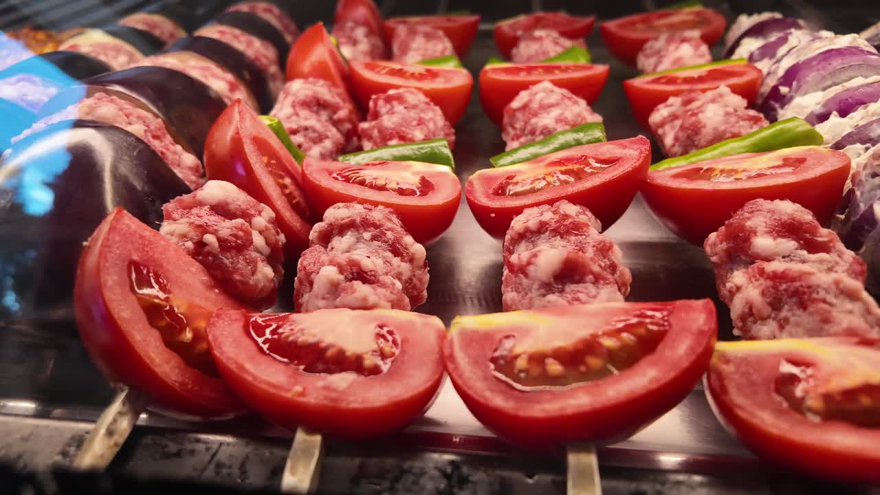 Brochetas crudas con carne picada, tomates y verduras