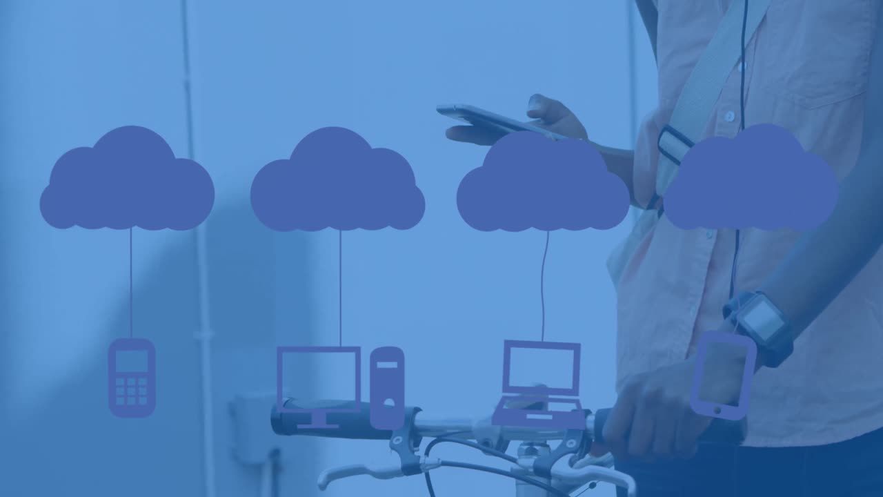 animación de nubes con dispositivos electrónicos sobre el hombre caucásico usando un teléfono inteligente