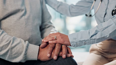 el médico sosteniendo las manos del paciente, mostrando compasión y apoyo