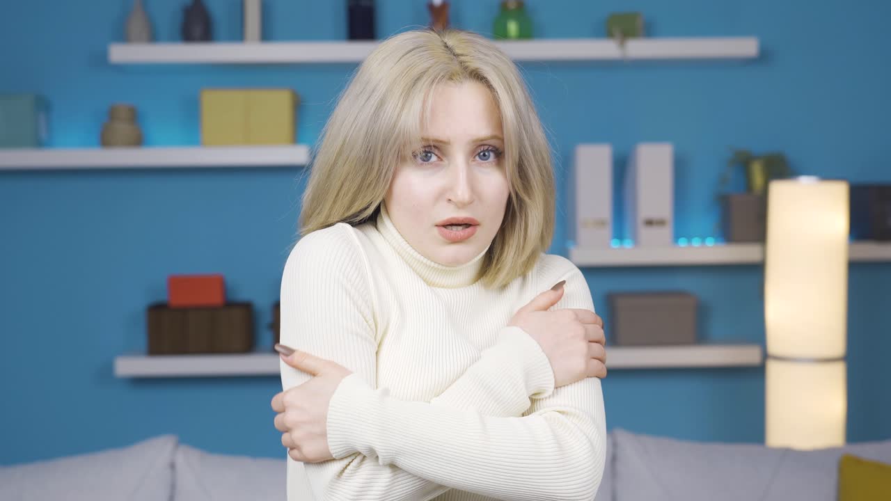 차가운 젊은 여성은 불행합니다.