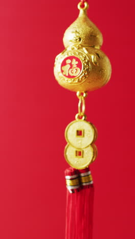 video vertical de primer plano de la decoración china en fondo rojo