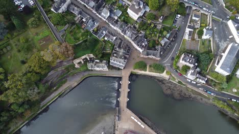 Droneshot-Von-Der-Brücke-Am-Fluss-In-Auray-In-Frankreich