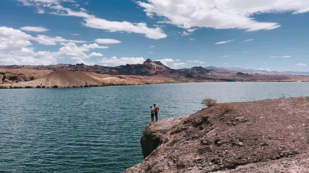 impresionante vista del lago de montaña con la gente