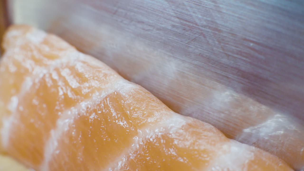 수시 와 사시미 를 위해 조각 으로 개지고 있는 생 연어 의 근접 사진