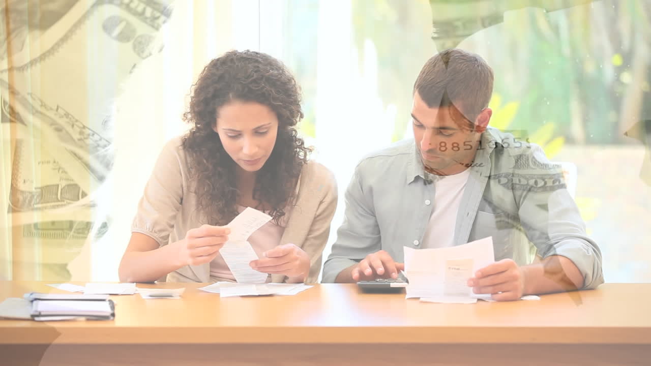 animación de billetes y formas sobre una pareja caucásica contando dinero.