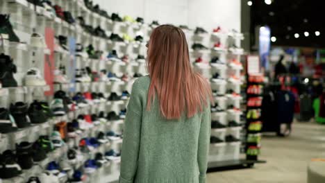 Comprando-En-Una-Tienda-De-Zapatos-Deportivos,-La-Mujer-Está-Buscando-Zapatillas