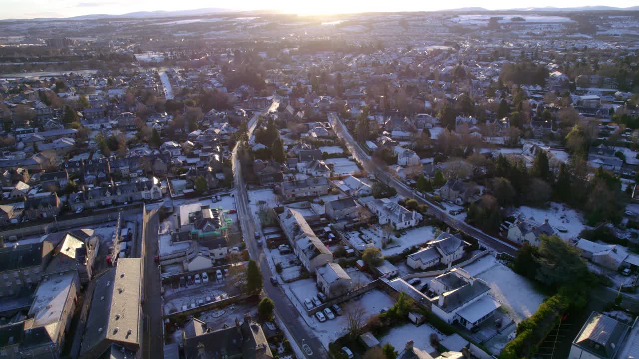 해가 지는 동안 인베레스 (inverness) 의 주거 지역 풍경