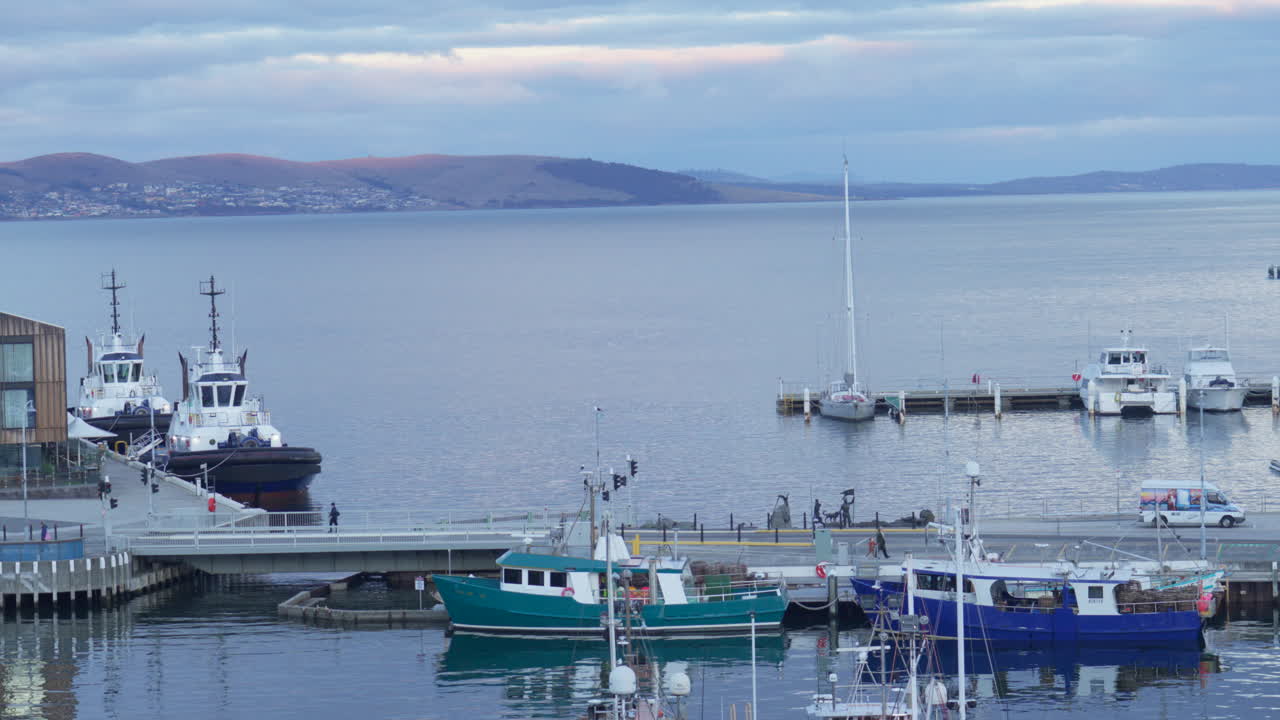 remolcadores y buques de pesca atracados en el puerto de hobart, australia