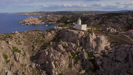 Vista-Aérea-Lejos-Del-Faro-De-Cabo-Testa-Y-De-La-Hermosa-Costa