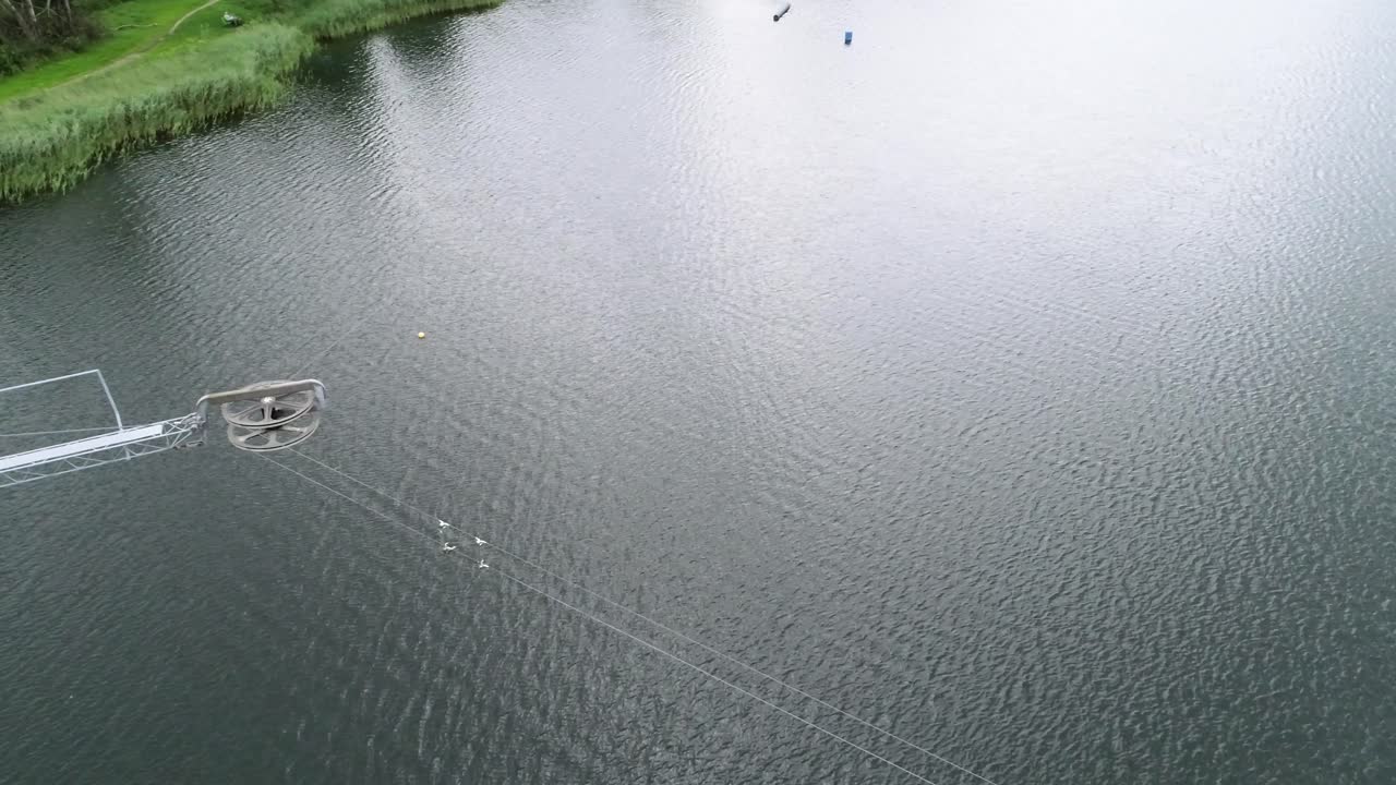 워터보드 워터스포츠 공원에서 끌어당기는 메커니즘의 드론  ⁇