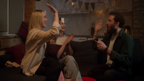 amigos celebrando un cumpleaños