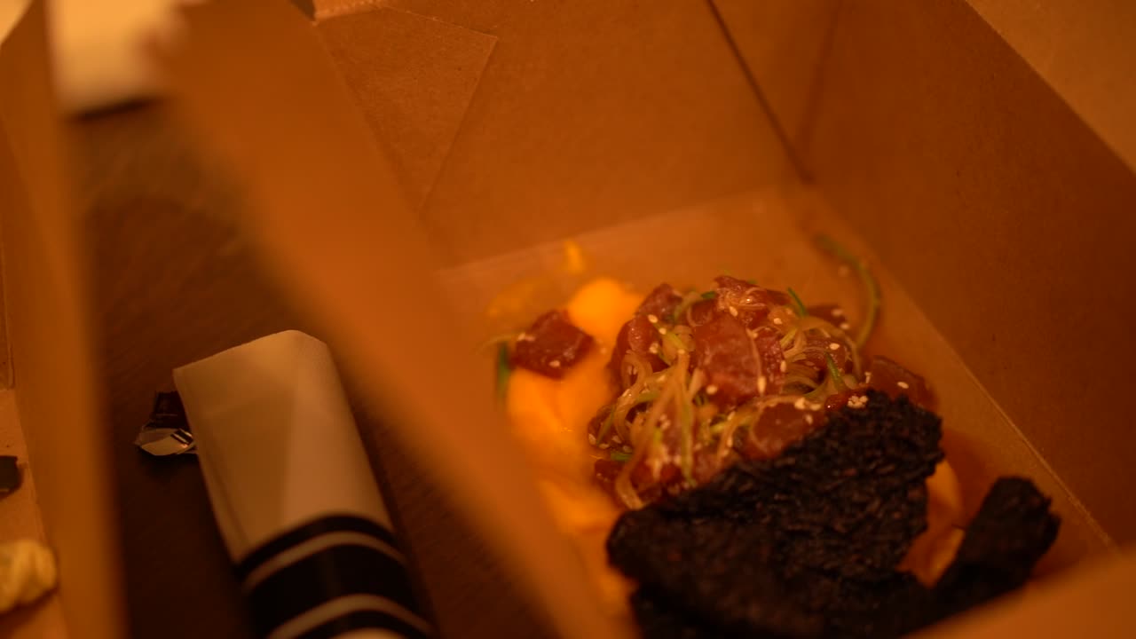 음식을 먹으러 가는 패닝 샷