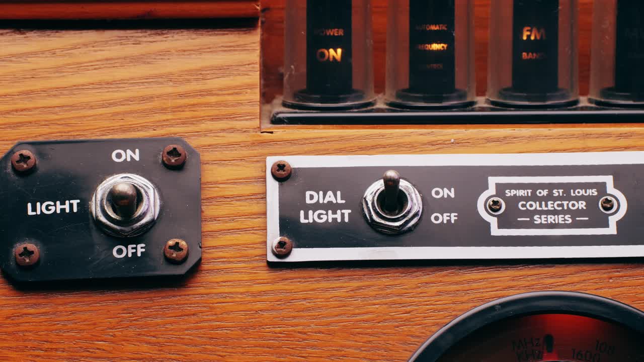 Old Retro AM FM Radio with tubes, Hand Changing stations , bulb vintage music player.