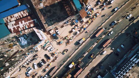 4K-Drohnenaufnahme-Einer-Stark-Befahrenen-Straße,-Auf-Der-Sich-Fahrzeuge-Bewegen