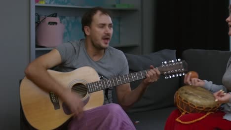 pareja cantando una canción alegre en casa