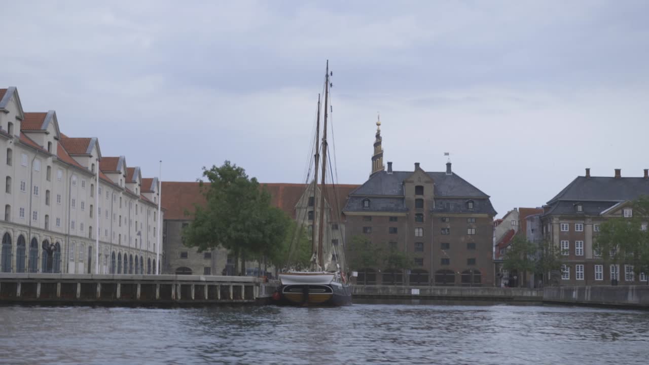 copenhague, dinamarca, barco en el muelle