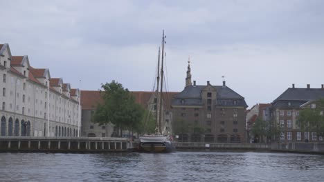 Copenhague,-Dinamarca,-Barco-En-El-Muelle