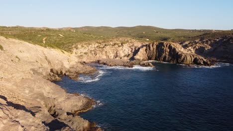 Asombrosa-Vista-Ascendente-De-La-Costa-Salvaje-Del-Acantilado-De-Cerdeña-En-Sant&#39;Antioco