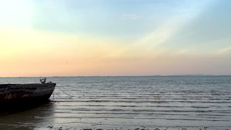 una puesta de sol serena con barcos en la orilla