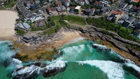 Paisaje-Marino-Turquesa-Y-Arquitectura,-Playa-De-Tamarama,-Suburbios-Del-Este,-Sydney,-Australia---Toma-Aérea-De-Un-Dron