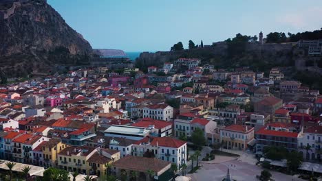 la ciudad de nafplio y la fortaleza de palamidi filmadas desde un avión no tripulado, buena vista de la montaña y el mar