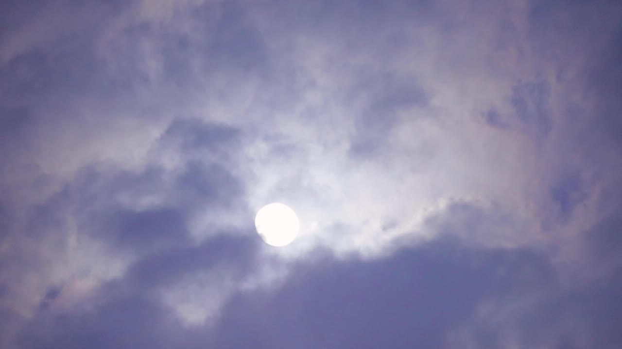 흰 구름이 움직이는 보름달