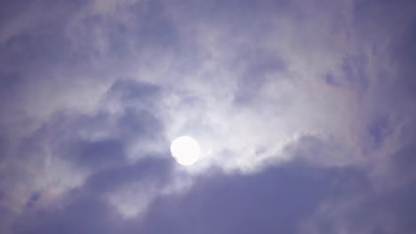 Vollmond-Mit-Beweglichen-Weißen-Wolken