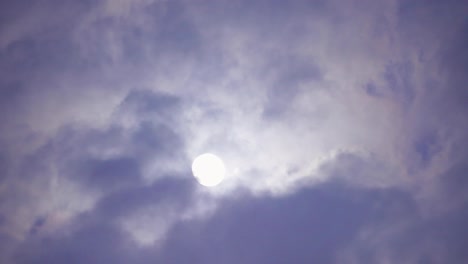 luna llena con nubes blancas en movimiento