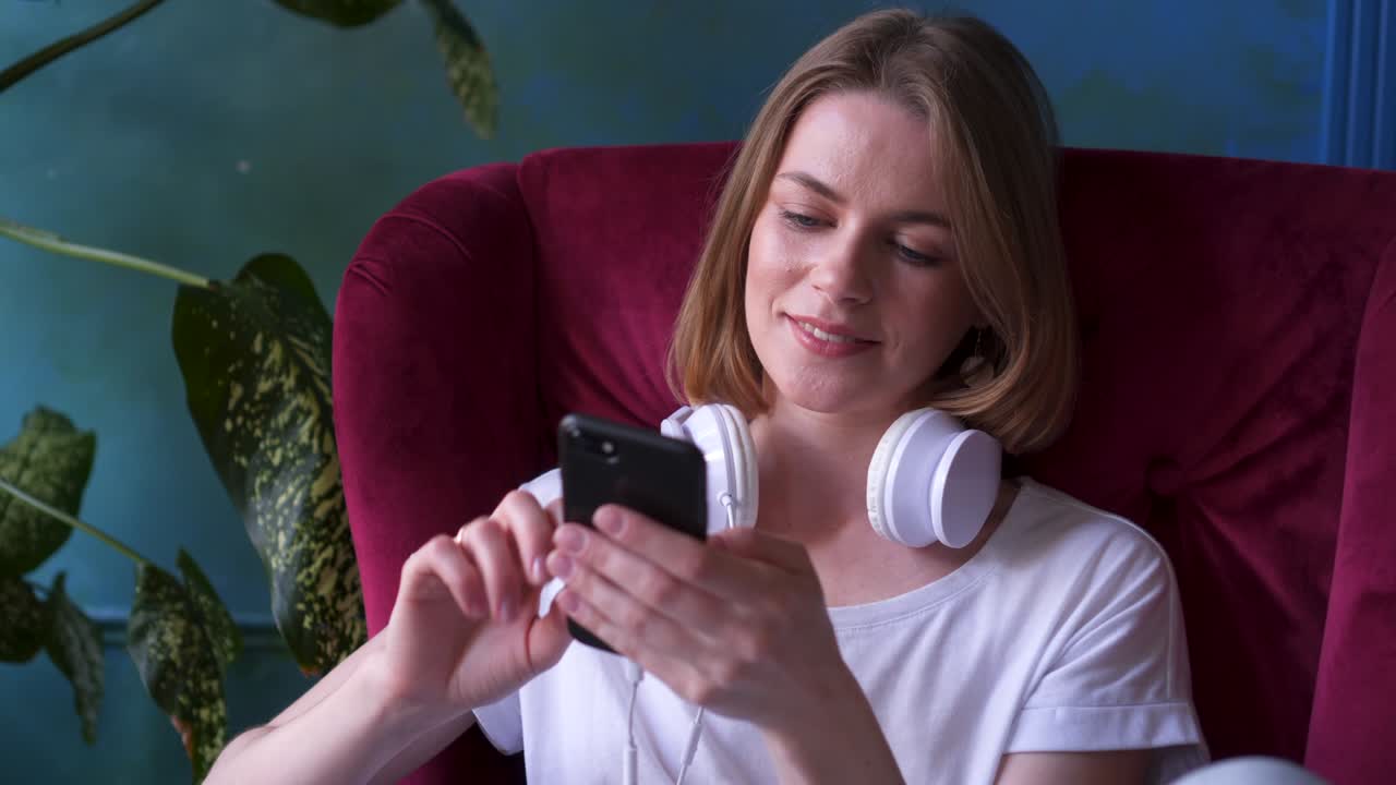 chica poniendo auriculares y comenzando a escuchar música