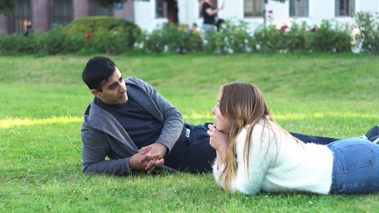 공원에서 휴식을 취하는 부부