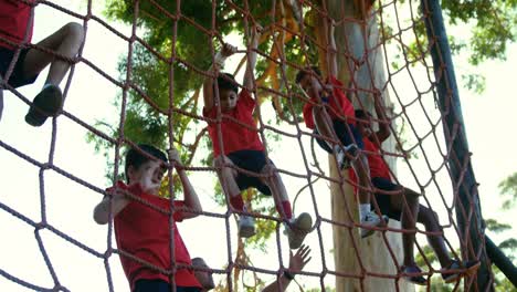 entrenador entrenando a los niños en el campamento de entrenamiento