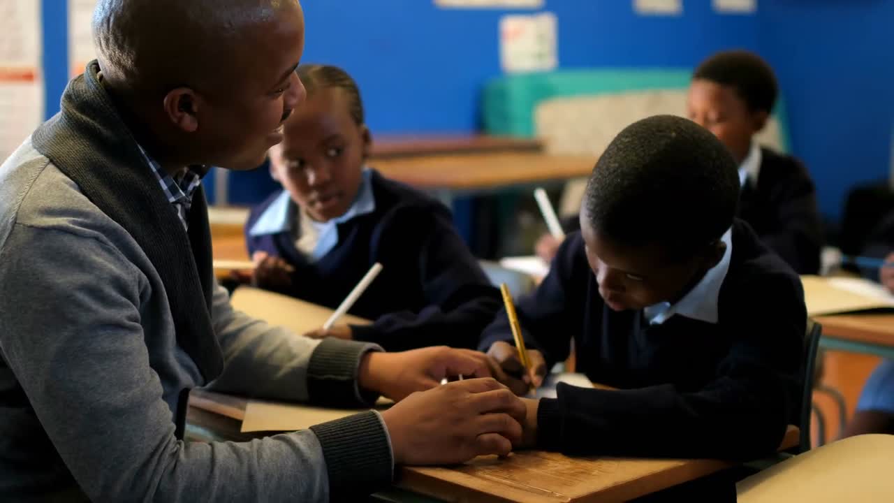 Professeur enseignant à des élèves en classe 4k