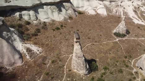 Vista-Aérea-De-Una-Formación-Rocosa-Característica-De-La-Región-De-Goreme-En-Capadocia,-Turquía