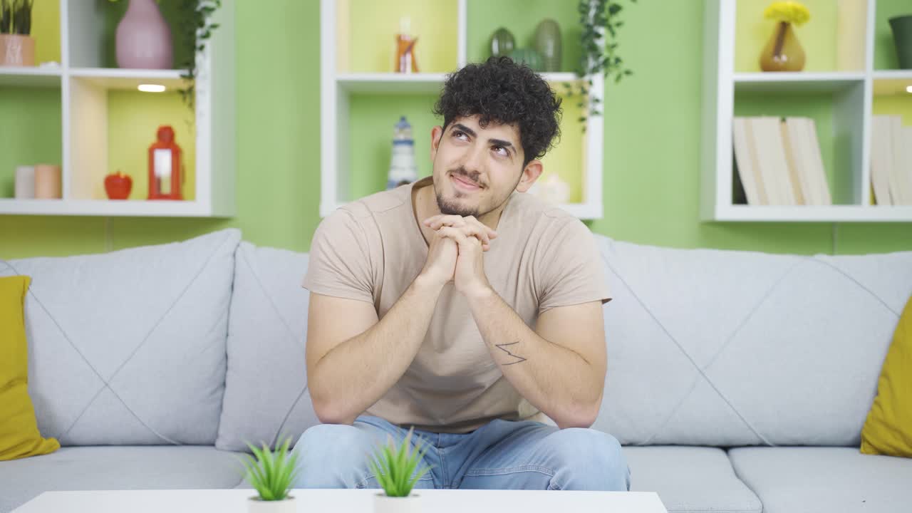 el hombre que se alegra y sonríe al pensar en sus sueños.
