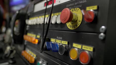 botón de alarma rojo en la consola de backstage