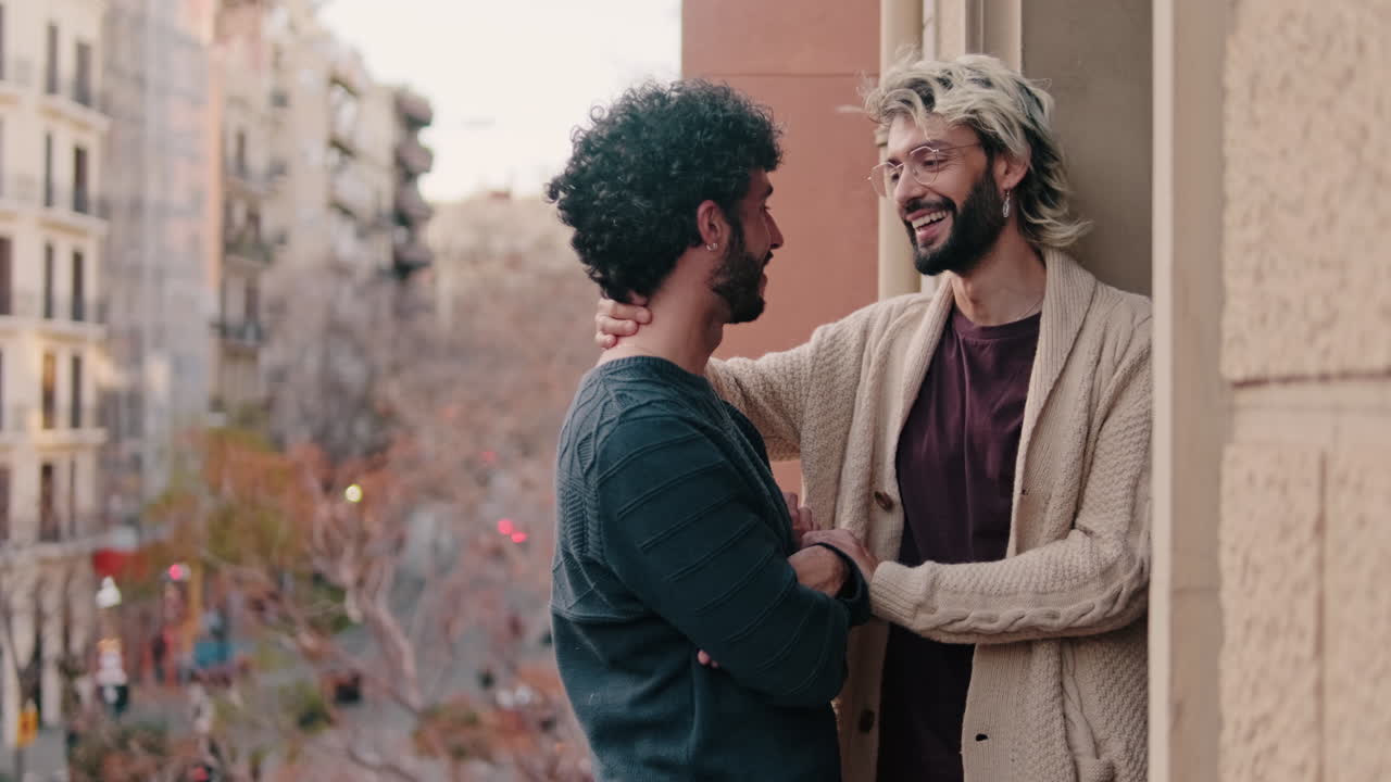 Coppia gay si abbraccia sul balcone di un appartamento
