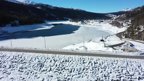 vuelo aéreo sobre la represa tunhovd y mirando hacia la revista de agua tunhovdfjorden con bajo grado de llenado durante el invierno - depósito para la central eléctrica statkraft nore en rodberg