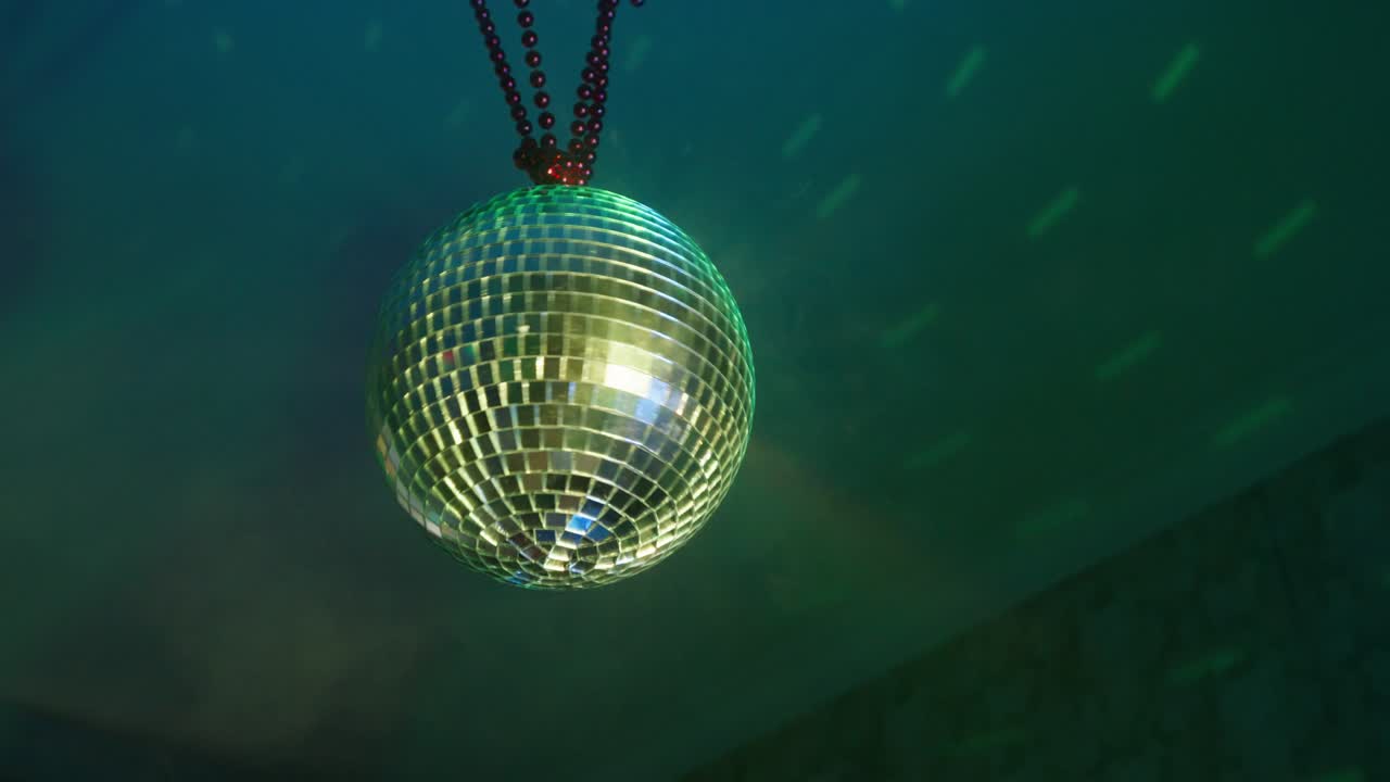 """아름다운 회전하는 반이는 거울, 디스코 공, 방에서 천장에 무게를 고, 연기 속에서 회전합니다."""