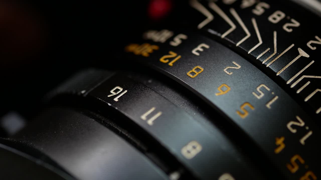 a black lens that turns a telemeter