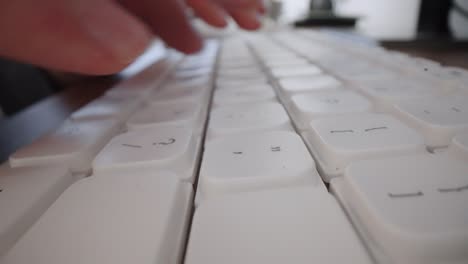 escritura de primer plano en el teclado de la computadora con las manos y los dedos. macro dolly shot. programación de computadoras, chat de texto, mensajería en línea y concepto de negocio de marketing en línea.