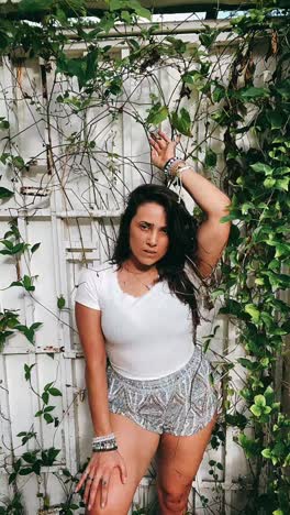 mujer en un jardín