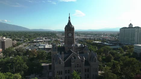 gran toma acercándose al edificio de salt lake city y el condado